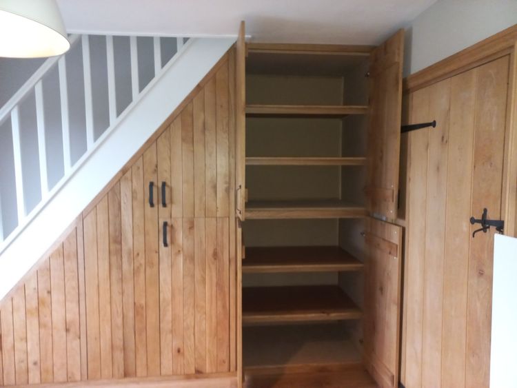Armoire sous un escalier