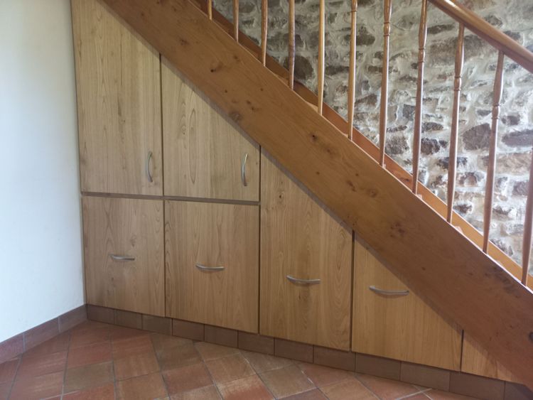 Armoire sous un escalier