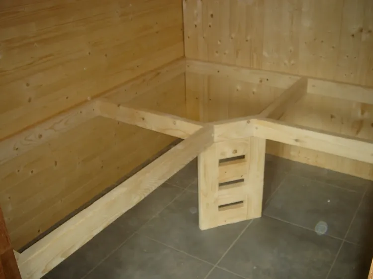 La base d'un banc dans un coin