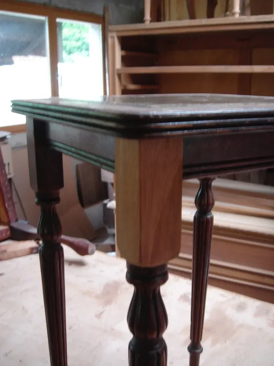 Restauration d'un petite table.
