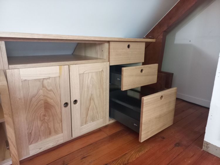 Tiroirs dans armoire sous toit